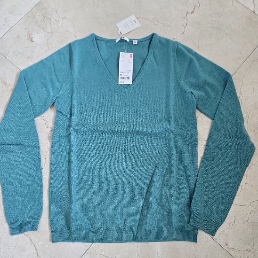 NWT Uniqlo 100% Cashmere Sweater